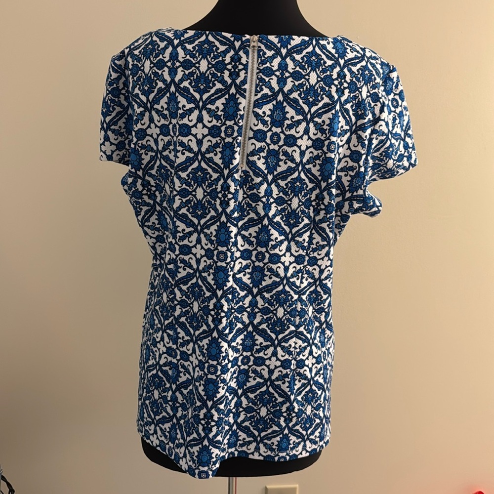 Roz & Ali Blue and White Pattern Short Sleeve Top EUC Size XL - Picture 4 of 7